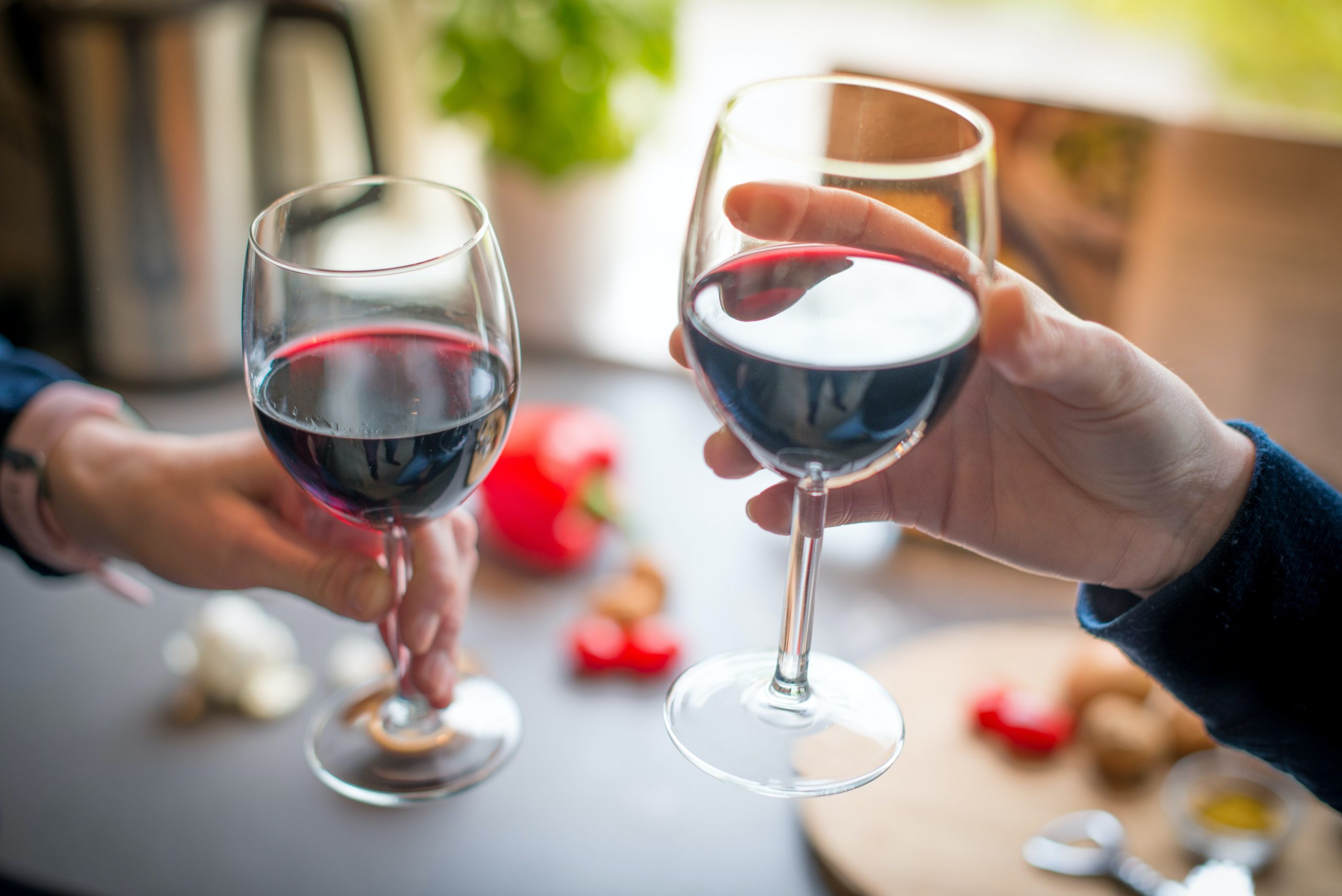 Jak se drzi sklenice s cervenym vínem?